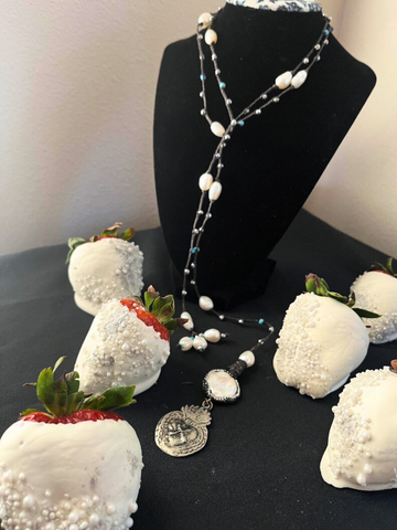 San Miguel Necklace with One Dozen White Pearl Berries